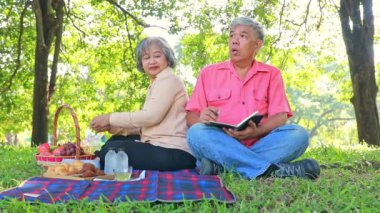 Mutlu, yaşlı, Asyalı bir çift birlikte oturmuş bahçede bir ağaca yaslanıp kitap okuyor ve basit emeklilik hayatlarını konuşuyorlar..