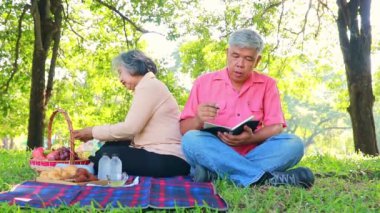 Mutlu, yaşlı, Asyalı bir çift birlikte oturmuş bahçede bir ağaca yaslanıp kitap okuyor ve basit emeklilik hayatlarını konuşuyorlar..