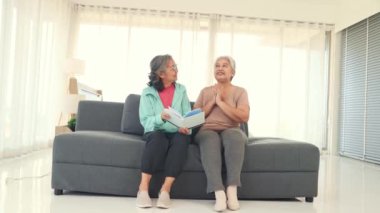 İki emekli bayan arkadaş boş zamanlarını kitap okuyarak, sohbet ederek ve kanepede rahatlamak için geçiriyorlar..