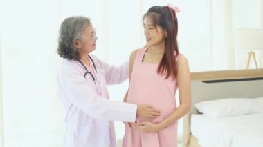 Kıdemli kadın doğum uzmanı hamile bir kadınla sağlık ve doğum öncesi hazırlıkları tartışıyor ve tavsiyelerde bulunuyor. Doktor merhamet gösterecektir ve hastaya en iyi şekilde bakacaktır..