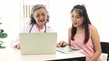 Kıdemli jinekolog, hamile kadınlarla hastanede buluşur, sağlık hizmetleri ile görüşür, doğum öncesi hazırlıkları tartışır, çocuk gelişimini röntgen filmleriyle analiz eder ve sadece iyi şeyler tavsiye eder..