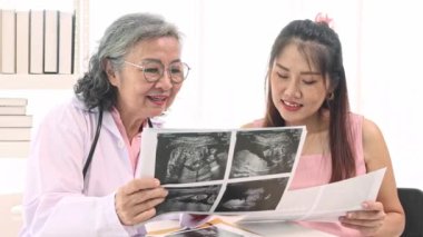 Kıdemli jinekolog, hamile kadınlarla hastanede buluşur, sağlık hizmetleri ile görüşür, doğum öncesi hazırlıkları tartışır, çocuk gelişimini röntgen filmleriyle analiz eder ve sadece iyi şeyler tavsiye eder..