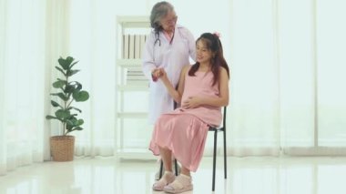 Kıdemli kadın doğum uzmanı hamile bir kadınla sağlık ve doğum öncesi hazırlıkları tartışıyor ve tavsiyelerde bulunuyor. Doktor merhamet gösterecektir ve hastaya en iyi şekilde bakacaktır..