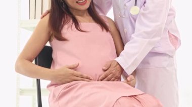 Kıdemli kadın doğum uzmanı hamile bir kadınla sağlık ve doğum öncesi hazırlıkları tartışıyor ve tavsiyelerde bulunuyor. Doktor merhamet gösterecektir ve hastaya en iyi şekilde bakacaktır..