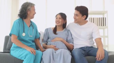 Doğum uzmanı hamile kadın ve kocasını doğum öncesi kontrolleri için hastanede ziyaret ediyor. Fetüsün kalp atış hızını ölçmek için steteskop kullanıyor ve sağlıklı beslenme ve doğum öncesi hazırlıklara ilişkin tavsiyelerde bulunuyor..