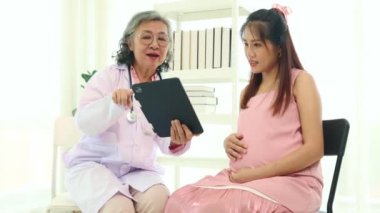 Doğum uzmanı hamile kadın ve kocasını doğum öncesi kontrolleri için hastanede ziyaret ediyor. Fetüsün kalp atış hızını ölçmek için steteskop kullanıyor ve sağlıklı beslenme ve doğum öncesi hazırlıklara ilişkin tavsiyelerde bulunuyor..