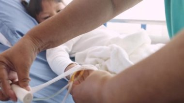 Hemşireler bilek yarasını sarar ve salin genç kıza salin verir, hastanın çekmesini engeller, salinin verildiği yeri çizer, bu da iltihap enfeksiyonuna neden olabilir..