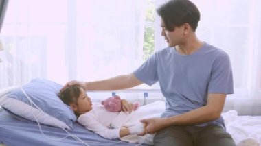 Baba, yeni gribe yakalanmış kızına bakıyor. Hasta bir H1N1 virüsü. Bir hastane tedavi odasında yatarken, kafasını nazikçe okşayarak onu rahatlatıyor..