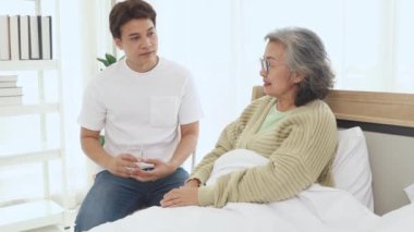 Yaşlı anne, yetişkin oğluna sevgisini ve bakımını su içerek gösterir. Bu arada, çocuk hasta annesini ziyaret eder. O da hasta annesini yatağında dinlenirken ve iyileşmesi ve sağlıklı olması için cesaretlendirir..