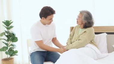 Yaşlı anne, yetişkin oğluna sevgisini ve bakımını gösterir. Oğlu, hasta annesini ziyaret eder ve onu iyileşmesi ve iyileşmesi için ikna eder..