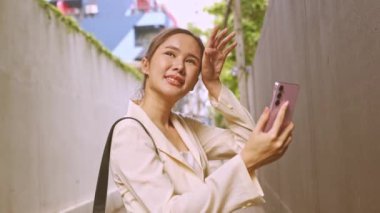 Genç Asyalı kadınlar şehirdeki günlük yaşamlarında iletişim kurmak ve telefonlarını kullanarak günlük yaşamlarında ve yavaş yaşamlarında kendi yüzlerini keşfetmek için akıllı telefonları kullanıyorlar..