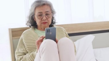 Yaşlı kadın çocuğunu aradı ama o telefona cevap vermedi bu yüzden depresyonda hissetti ağladı ve mutsuzdu. Yatak odasında yalnız ve bunalımda oturuyordu. Kimse ona bakmıyordu..