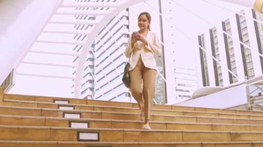 Mutlu Asyalı genç iş kadını, güzel aktif, güler yüzlü, kentin dışında cep telefonu kullanıyor.