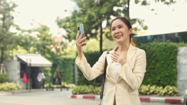 Genç Asyalı kadınlar şehirdeki günlük yaşamlarında iletişim kurmak için akıllı telefonları kullanıyor ve günlük yaşamlarında arkadaşlarıyla video görüşmeleri ve yavaş yaşam süreleri için telefonlarını kullanıyorlar..