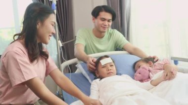 Asyalı aile, hasta kızın hasta olduğunu, grip olduğunu, anne ve babadan ve küçük kız kardeşinden cesaret aldığını, kızının sıcak lapa ile beslendiğini ve bir an önce iyileşmesini istediğini söylüyor..