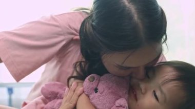 Mutlu aile, anne kucaklaşması sevimli küçük kızını taşıyor..