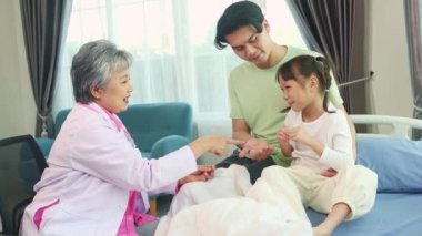 Kıdemli bayan doktor ateşi çok yükselen genç kızı muayene ediyor. Onunla yakından ilgilenen babasıyla oturup konuşuyor..