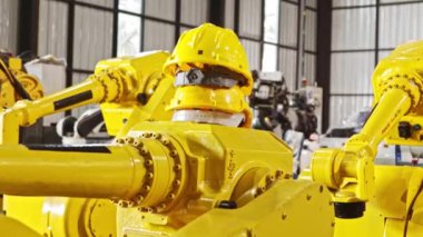 İşçiler için sarı güvenlik kaskı bina, kaynak makinesi ve robot otomasyon sisteminde güvenlik için kullanılır: Kazaları önleyin ve güvenliği artırın.