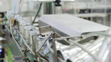 Boş ve temiz alüminyum kutular, modern konserve fabrikasındaki çiğ uskumru paketleme bölümüne gönderilmek üzere tasnif bölümünden seçilir ve taşınır..