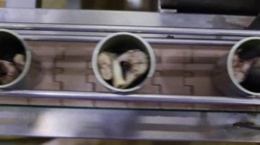 Üst manzara alüminyum kutulara doldurulmuş sardalya ya ya da uskumru konserve fabrikasındaki domates sosu makinesine temiz üretim bandı ile gönderiliyor..