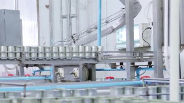 Boş ve temiz alüminyum kutular, modern konserve fabrikasındaki çiğ uskumru paketleme bölümüne gönderilmek üzere tasnif bölümünden seçilir ve taşınır..