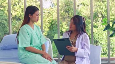 Hasta olan ve hastanede tedavi gören kadın hastaları muayene eden hamile kadın doktor hastanın semptomlarını ilk teşhisi koyuyor..