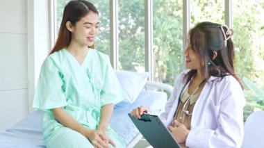 Hasta olan ve hastanede tedavi gören kadın hastaları muayene eden hamile kadın doktor hastanın semptomlarını ilk teşhisi koyuyor..