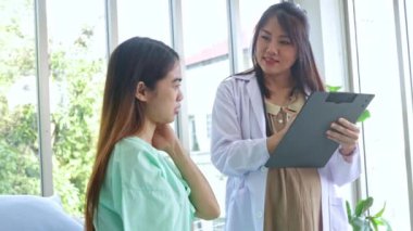 Hasta olan ve hastanede tedavi gören kadın hastaları muayene eden hamile kadın doktor hastanın semptomlarını ilk teşhisi koyuyor..