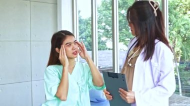 Hasta olan ve hastanede tedavi gören kadın hastaları muayene eden hamile kadın doktor hastanın semptomlarını ilk teşhisi koyuyor..