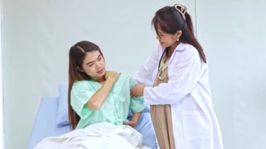 Hamile kadın doktor, karın ağrısı olan zayıf kadın hastayı muayene eder ve sorgular: doktorların güven ve etik kavramı.