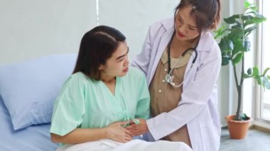 Hamile kadın doktor, karın ağrısı olan zayıf kadın hastayı muayene eder ve sorgular: doktorların güven ve etik kavramı.