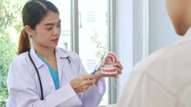 Kadın diş hekimi, diş fırçasının diş çürükleri olan ve kliniğe dişçi randevusu almak için gelen erkek hastayı nasıl taşıdığını açıklıyor..