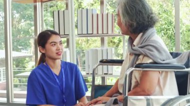 Kadın doktor tekerlekli sandalyedeki yaşlı kadın üzerinde taşınabilir kan şekeri ölçer (BGM) kullanıyor. Tedavi planının ayarlanmasını dikkate alın..