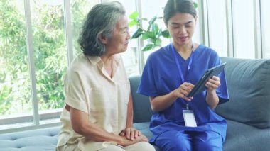 Hemşireler, tıbbi bilgisi olan kadınlara, yaşlı kadınların bakımına ilişkin tıbbi bilgiler ve tablet ve internet iletişim teknolojisi kullanarak sağlığın korunması yönergeleri hakkında bilgi sağlarlar..