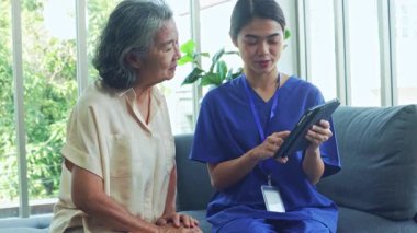 Hemşireler, tıbbi bilgisi olan kadınlara, yaşlı kadınların bakımına ilişkin tıbbi bilgiler ve tablet ve internet iletişim teknolojisi kullanarak sağlığın korunması yönergeleri hakkında bilgi sağlarlar..