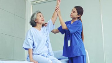 Kadın fizyoterapist yaşlı bir kadının omuz ve kol ağrısını tedavi ediyor. Rahatlatıcı masajla acıyı dindirmek için masaj ama omuz yaralanmış..