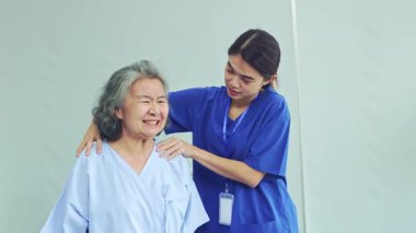 Kadın fizyoterapist yaşlı bir kadının omuz ve kol ağrısını tedavi ediyor. Rahatlatıcı masajla acıyı dindirmek için masaj ama omuz yaralanmış..