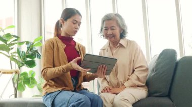 Hemşireler, tıbbi bilgisi olan kadınlara, yaşlı kadınların bakımına ilişkin tıbbi bilgiler ve tablet ve internet iletişim teknolojisi kullanarak sağlığın korunması yönergeleri hakkında bilgi sağlarlar..