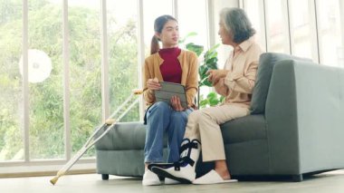 Kızı, yaralı bacağı ve yumuşak alçısıyla mutlu bir şekilde kitap okuyor ve evde oturma odasındaki kanepede tedavi görüyor. Aile hayatı birbirine dolanır..