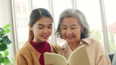 Kızı, yaşlı annesiyle birlikte kitap okuyor. Oturma odasındaki kanepede mutlu bir şekilde oturuyor. Aile hayatı, birbirine bağlanmış iki insanın kameraya bakması..