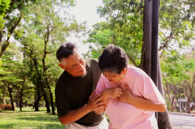 Koca, karısının ani kalp krizi ve felç geçirmesine yardımcı oluyor. Semptomlar, yorgunluk, nefes darlığı, göğüs sıkışması ve açık havada yapılan yorucu egzersizler nedeniyle aşırı terleme..