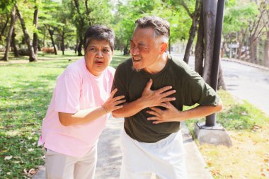 Eşi, kocasının ani kalp krizi geçirmesinden ve semptomlardan endişe duyuyor. Bitkinlik, nefes darlığı, göğüs darlığı ve açık havada yapılan yorucu egzersizler yüzünden aşırı terleme..