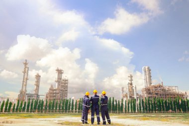 Arkaya bakan erkek mühendisler bölgeye giriyor, rafinerinin güvenlik çalışma alanını inceliyor ayrı gaz ve petrol kimyasalları bir atölye düzenliyor ve dış rafineri alanında güvenliği engelliyor: Kopyala Uzay