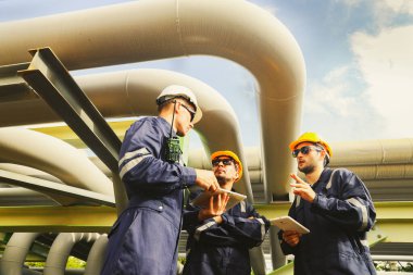 Ekip erkek mühendisleri ve teknisyenler bölgeye girerek petrol boru hattının güvenliğini ve dışarıya yerleştirilen basınç boru hattını inceleyecek ve önleyici bakım işini tartışacaklar..