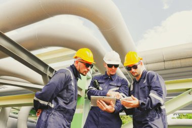 Ekip erkek mühendisleri ve teknisyenler bölgeye girerek petrol boru hattının güvenliğini ve dışarıya yerleştirilen basınç boru hattını inceleyecek ve önleyici bakım işini tartışacaklar..