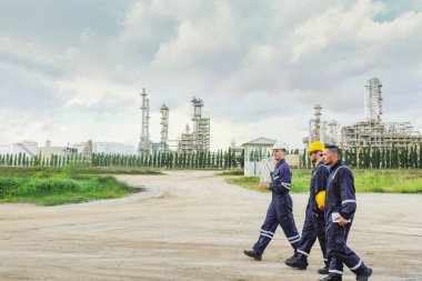 Ekip erkek mühendisleri ve teknisyenler bölgeye girerek petrol boru hattının güvenliğini ve dışarıya yerleştirilen basınç boru hattını inceleyecek ve önleyici bakım işini tartışacaklar..