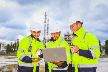 Akşamları mühendislik güvenlik ekibi, erkek işçiler üç mühendis dış bölgedeki petrol ve gaz rafinerisi petrol endüstrisindeki tapelet verilerine danışarak kontrol ediyorlar..