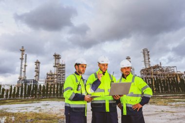 Akşamları mühendislik güvenlik ekibi, erkek işçiler üç mühendis dış bölgedeki petrol ve gaz rafinerisi petrol endüstrisindeki tapelet verilerine danışarak kontrol ediyorlar..