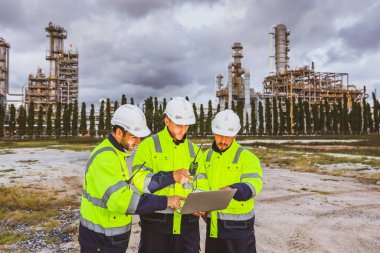 Akşamları mühendislik güvenlik ekibi, erkek işçiler üç mühendis dış bölgedeki petrol ve gaz rafinerisi petrol endüstrisindeki tapelet verilerine danışarak kontrol ediyorlar..
