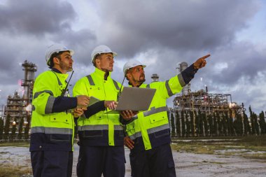 Akşamları mühendislik güvenlik ekibi, erkek işçiler üç mühendis dış bölgedeki petrol ve gaz rafinerisi petrol endüstrisindeki tapelet verilerine danışarak kontrol ediyorlar..